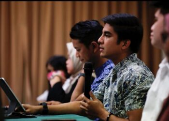 SYED Saddiq Syed Abdul Rahman (kanan) ketika sesi soal jawab dalam pertemuan tertutup dengan anak-anak muda di Kuala Lumpur, baru-baru ini.  – UTUSAN/AIZZAT NORDIN