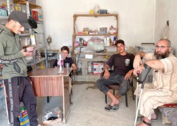 ABDUL Razak Kash (kanan) berehat sebentar di sebuah kedai runcit yang terdapat di Kem Bunyan Marsus, sebuah penempatan pelarian di Jarabulus, Syria. – UTUSAN/METRA SYAHRIL MOHAMED