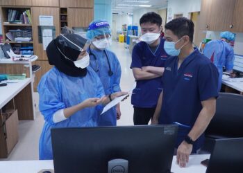 Dr. Lee Soon Han (dua kanan) dan Dr. Mohd. Khalis Abdul Rahim (kanan) bersama jururawat di Pusat Perubatan Sunway. -MINGGUAN/FAUZI BAHARUDIN