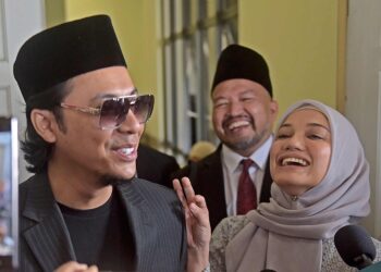 Syamsul Yusof dan Puteri Sarah Liyana selepas pengesahan lafaz talak semalam.