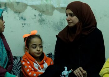 AMANI (dua dari kanan) menceritakan kepada Siti Sakinah saat cemas yang mengobankan suaminya dalam serangan bom di Syria pada 2013.