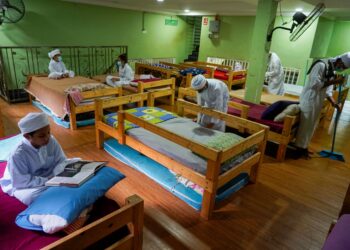 IBU bapa kini lebih cenderung menghantar anak mereka belajar ke institusi pendidikan agama di luar kelolaan Kementerian Pendidikan. – UTUSAN/SHIDDIEQIIN ZON