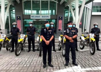 Skuad Taming Sari dianggotai enam anggota polis bersama Ketua Balai Polis Melaka Tengah, Inspektor Hafiz Hodari (depan, kiri) bertanggungjawab meronda kawasan tumpuan pelancong.