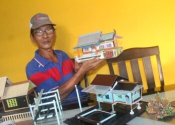 ABU Talib Abd. Ghaffar menunjukkan replika rumah yang dibuat dari bahan-bahan terbuang di rumahnya di Kampung Jawa, Pulai Sebatang, Pontian, Johor. – UTUSAN/MUHAMMAD ZIKRI