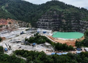 PEMANDANGAN udara kuari yang menjejaskan kawasan Hutan Simpan Kekal Bukit Lagong (HSKBL) yang dirakamkan berhampiran Lebuhraya Utara-Selatan dalam tinjauan susulan penerokaan hutan simpan kekal tersebut di sini, hari ini.-UTUSAN/MUHAMAD IQBAL ROSLI