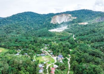 PEMANDANGAN udara kuari yang menjejaskan kawasan Hutan Simpan Kekal Bukit Lagong (HSKBL) yang dirakamkan berhampiran Lebuhraya Utara-Selatan dalam tinjauan susulan penerokaan hutan simpan kekal tersebut di sini, hari ini.-UTUSAN/MUHAMAD IQBAL ROSLI