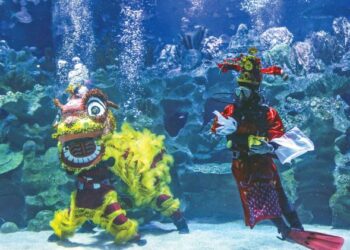 TARIAN singa dipersembahkan di tempat-tempat awam bersama paluan gendang, gong dan simbal pada hari capgome. – UTUSAN/AFIQ RAZALI