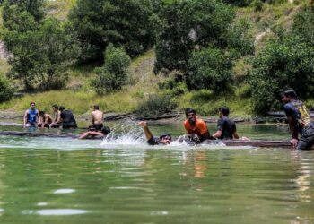 Orang ramai melakukan aktiviti riadah di Tasik Cermin, Bandar Nusa Rhu, Seksyen U10, Shah Alam, baru-baru ini. – UTUSAN/AFIQ RAZALI