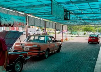 HANYA beberapa buah teksi yang masih beroperasi demi mendapatkan penumpang setiap hari di Perhentian Kereta Sewa di Terminal  Pengangkutan Awam Pontian, di Pontian, Johor. - UTUSAN/ MUHAMMAD ZIKRI