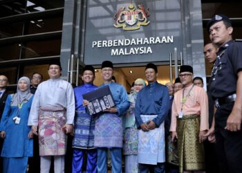 BAJET 2023 yang dibentangkan oleh Tengku Zafrul Tengku Abdul Aziz (tengah) lebih menonjol untuk berhadapan cabaran ekonomi yang dijangka teruk pada tahun depan sekali gus memastikan rakyat mampu menjalani kehidupan harian. – UTUSAN/FAIZ ALIF AHMAD ZUBIR