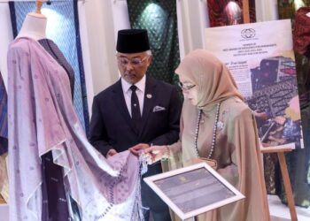 AL-SULTAN Abdullah Ri'ayatuddin Al-Mustafa Billah Shah bersama Tunku Azizah berkenan melihat Tenun Pahang Diraja ketika melawat pameran selepas merasmikan Simposium Tekstil Tradisional ASEAN ke-8 di Hotel Marriot, Putrajaya. - UTUSAN/FAISOL MUSTAFA