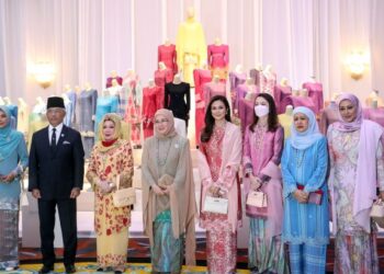 Yang di-Pertuan Agong, Al-Sultan Abdullah Ri’ayatuddin Al-Mustafa Billah Shah bersama Raja Permaisuri Agong, Tunku Azizah Maimunah berkenan bergambar kenangan bersama sultanah negeri ketika melawat pameran selepas merasmikan Simposium Tekstil Tradisional ASEAN ke-8 di Hotel Marriot, Putrajaya baru-baru ini.