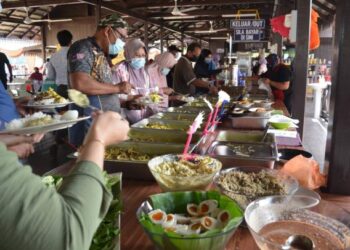 Kerajaan diminta menangguhkan memberi kelonggaran SOP buat penerima lengkap vaksin bagi mengelakkan penularan wabak berterusan. - Gambar hiasan