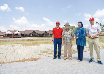 TUANKU Muhriz bersama Tunku Ampuan Besar Negeri Sembilan, Tuanku Aishah Rohani Tengku Besar Mahmud dan kedua-dua putera baginda, Tunku Ali Redhauddin (kiri) dan Tunku Zain Al’Abidin di Perkampungan Budaya Terachi, Kuala Pilah pada April lalu. – IHSAN PEJABAT MENTERI BESAR NEGERI SEMBILAN