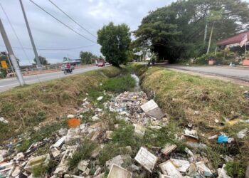 KEADAAN Terusan Wan Mat Saman yang dijadikan tempat pembuangan sampah oleh pihak tidak bertanggungjawab. - UTUSAN/JAMLIAH ABDULLAH