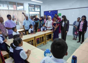 LIM Hui Ying beramah mesra dan meninjau fasiliti semasa pelajar sekolah memulakan sesi persekolahan bagi penggal 2023 yang bermula pada hari ini ketika tinjauan di Sekolah Jenis Kebangsaan Tamil PJS 1, Petaling Jaya. - UTUSAN/AMIR KHALID