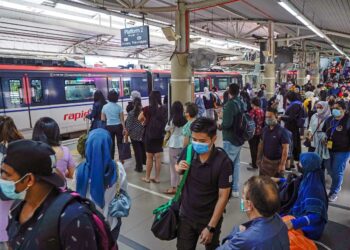 Kesesakan berlaku di beberapa stesen Transit Aliran Ringan (LRT) ekoran kerosakan berlaku antara Laluan Ampang ke Stesen  Masjid Jamek dan Stesen LRT Bandar Raya, semalam. - UTUSAN/AMIR KHALID
