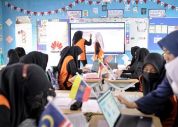 PELAJAR menggunakan ruang kelas hibrid pada Majlis Transformasi Pendidikan: Pemerkasaan ICT di SMK Putrajaya Presint 18.