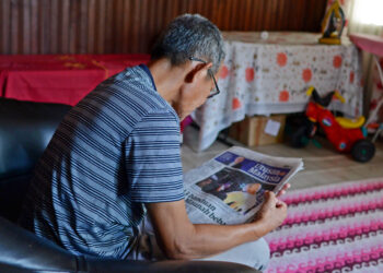 Salah seorang daripada 13 anggota Al-Maunah membaca muka depan akhbar Utusan Malaysia  memaparkan berita pembebasan awalnya dan rakan-rakan setelah mendapat pengampunan  Yang di-Pertuan Agong ketika ditemui di Dungun semalam.
UTUSAN/PUQTRA HAIRRY