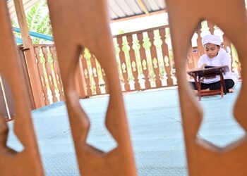 UMAT Islam wajar tidak melepaskan peluang merebut rahmat dalam bulan Syaaban dengan memperbanyakkan ibadah termasuk membaca al-Quran. – UTUSAN/PUQTRA HAIRRY