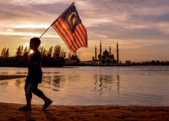 PERJALANAN untuk mencapai kesejahteraan dan keharmonian yang dikecapi pada hari ini bukanlah mudah tetapi penuh ranjau berliku. – UTUSAN/PUQTRA HAIRRY