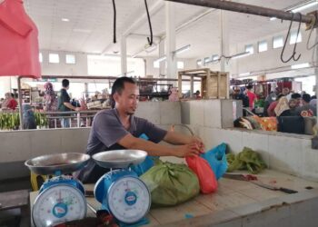 Daging dijual Nordin Mat Zin di Pasar Besar Kuala Berang laris dalam tempoh kurang dua jam bekalannya habis.