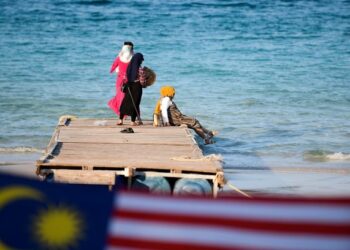 GELAGAT pelancong yang mengunjungi Pulau Redang, Terengganu, minggu lalu. –UTUSAN/PUQTRA HAIRRY