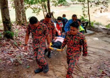 ANGGOTA bomba membawa mayat Nor Balqis Natasya yang mati lemas di Air Terjun Lata Tembakah di Besut, Terengganu di sini hari ini.