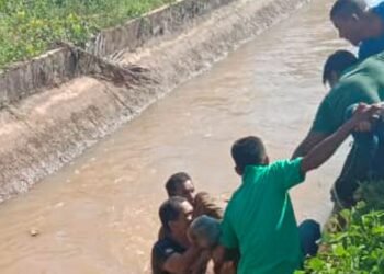 Penduduk kampung mengangkat mayat Mohamad Awang, 74, yang dipercayai lemas selepas motosikalnya terbabas ke dalam tali air di Kampung Gerai Muda, Jertih di Besut, Terengganu.