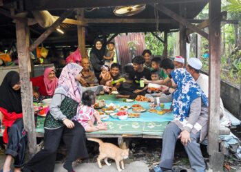 Ramlah Endut, 74, (dua,kiri) dan suaminya, Abdullah Mad Amin, 78, (empat,kiri) bersama anak serta cucunya yang pulang untuk menyambut Hari Raya Aidilfitri berbuka puasa di rumahnya di Kampung Surau Panjang, Kuala Terengganu semalam. -UTUSAN/PUQTRA HAIRRY