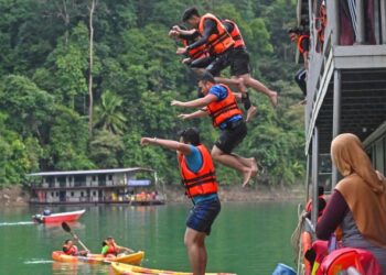PELANCONG mahu capaian internet dan telekomunikasi di sekitar Tasik Kenyir, Hulu Terengganu ditingkatkan. -UTUSAN/PUQTRA HAIRRY