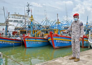 Ketua Pengarah Agensi Penguatkuasaan Maritim Malaysia, Datuk Mohd Zubil Mat Som (tengah) , melihat empat bot nelayan Vietnam yang ditahan menerusi Op Kuda Laut Siri 3/2021 kerana menceroboh perairan negara ketika melakukan lawatan kerja di Ibu Pejabat APMM Terengganu pada 5 April 2021.
