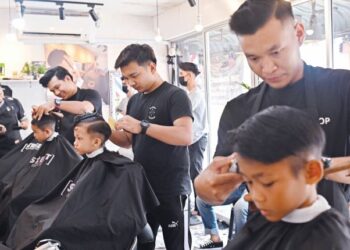 Kerajaan memutuskan untuk membuka kuota pengambilan pekerja asing bagi memenuhi keperluan tenaga kerja tiga sub sektor perkhidmatan iaitu tukang gunting rambut, tekstil dan tukang emas. - GAMBAR HIASAN