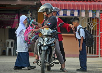 KUALA TERENGGANU 1 Jan 2023 - Murid-murid Sekolah Kebangsaan Pulau Rusa hadir pada hari pertama persekolahan penggal ketiga yang bermula hari ini termasuk di 74 buah sekolah di seluruh Terengganu yang terkesan banjir melibatkan 5,386 murid.
Sekolah yang terjejas banjir iaitu 17 buah di Hulu Terengganu; Dungun (11 buah); Setiu (10 buah); Besut (9 buah); Kuala Nerus (8 buah); Kuala Terengganu (8 buah); Kemaman (7 buah) dan Marang (4 buah). -UTUSAN/PUQTRA HAIRRY