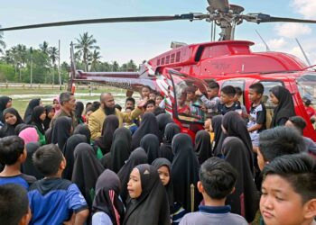 MOHAMMAD Azlan Abdullah@Ali beramah mesra bersama sebahagian murid selepas program motivasi di Sekolah Kebangsaan Merang, Setiu, Terengganu, semalam. – UTUSAN/PUQTRA HAIRRY ROSLI