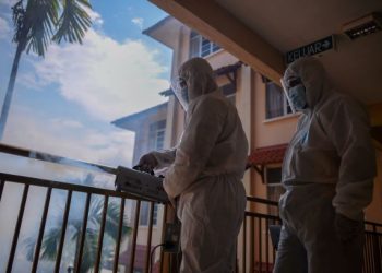 Kerja-kerja penyemburan cecair pembasmi kuman di kolej kediaman pelajar Unisza di Kuala Terengganu, baru-baru ini.  
– UTUSAN/PUQTRA HAIRRY