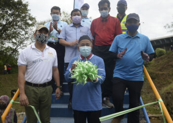 B Menteri Alam Sekitar dan Air, Datuk Seri Tuan Ibrahim Tuan Man (depan tengah) melakukan gimik memotong reben pada Program "Jom Turun Sungai bagi Menghargai Air" sempena sambutan Hari Air Sedunia peringkat Kebangsaan 2021 di Dataran Sungai Langat, Bangi di sini, hari ini. - UTUSAN/
 FAISOL MUSTAFA