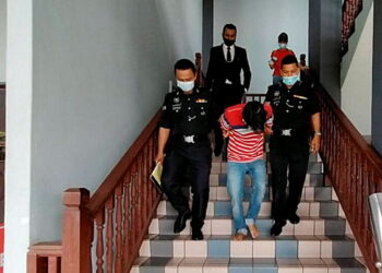 NOR Azizi Bachik, 40, mengaku tidak bersalah atas 19 pertuduhan mencuri di Mahkamah Sesyen di Ayer Keroh, Melaka di sini hari ini.-UTUSAN/RIZANIZAM ABDUL HAMID