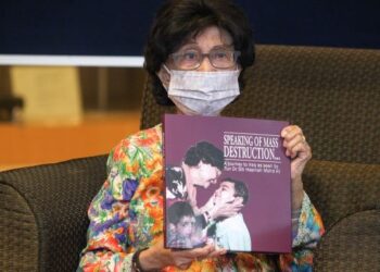 SITI Hasmah Mohd. Ali menunjukkan buku nukilannya. - UTUSAN/FAISOL MUSTAFA