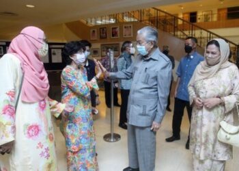 MAHATHIR Mohamad bersama isterinya ketika hadir pada majlis pelancaran buku hasil nukilan dari Tun Dr. Siti Hasmah Mohd Ali bertajuk 'Speaking Of Mass Destruction A Journey To Iraq as Seen' di Yayasan Kepimpinan Perdana Putrajaya. - UTUSAN/FAISOL MUSTAFA