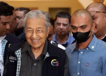 MAHATHIR Mohamad selepas sesi dialog NGO Gabungan IKHLAS Malaysia bersama Tun Dr Mahathir di Yayasan Kepimpinan Perdana Putrajaya. - UTUSAN/FAISOL MUSTAFA