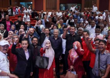 DR. MAHATHIR Mohamad (tengah) bersama penyokong Gerakan Tanah Air (GTA) selepas takllimat khas di Yayasan Kepimpinan Perdana Putrajaya, semalam. - UTUSAN/FAISOL MUSTAFA