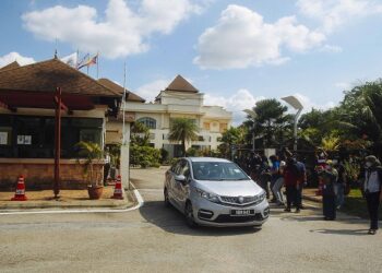 PEGAWAI polis menaiki kenderaan keluar selepas mengambil Dr. Mahathir Mohamad dan Mukhriz Mahathir di Yayasan Kepimpinan Perdana, Putrajaya. - UTUSAN/FAISOL MUSTAFA