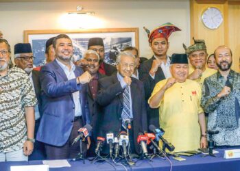 PENGARUH Dr. Mahathir Mohamad pastinya mampu menarik pengundi Melayu atas pagar pada
Pilihan Raya Umum Ke-15 (PRU15) nanti sepertimana pada PRU14 lalu.