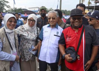 MAHATHIR Mohamad bersama Che Asmah Ibrahim (kiri) beramah mesra dengan penduduk setempat dalam kempen PRU15 di Pasar Pagi Taman Dengkil, Selangor. - UTUSAN/FAISOL MUSTAFA