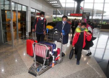 Rakyat Malaysia yang berjaya menyelamatkan diri dari Kyiv, Ukraine pada Sabtu lalu, selamat tiba di tanah air hari ini di Lapangan Terbang Antarabangsa Kuala Lumpur (KLIA) di sini, hari ini. -UTUSAN/FAISOL MUSTAFA