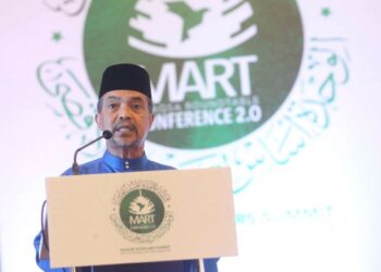 JAMIL Khir Baharom berucap pada Program Sidang Kemuncak Ulama 2022 di Movenpick Hotel & Convention KLIA, Sepang, Selangor. - UTUSAN/FAISOL MUSTAFA