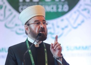 SYEIKH Ali Al-Qaradaghi berucap pada Program Sidang Kemuncak Ulama 2022 di Movenpick Hotel & Convention KLIA, Sepang, Selangor. - UTUSAN/FAISOL MUSTAFA