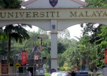 Pelaksanaan undi pos dalam kalangan penuntut universiti boleh menyuburkan sistem demokrasi. - GAMBAR HIASAN