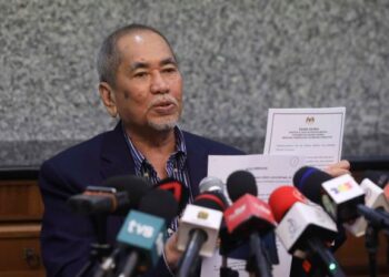 WAN Junaidi Tuanku Jaafar dalam sesi sidang akhbar khas di di Bangunan Hal Ehwal Undang-Undang, Putrajaya. -UTUSAN/FAISOL MUSTAFA